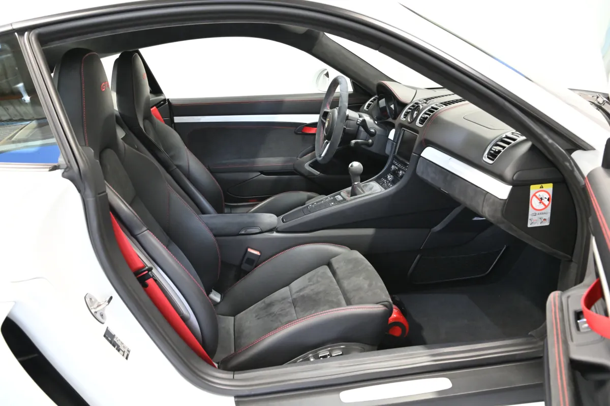 Porsche Cayman GT4
