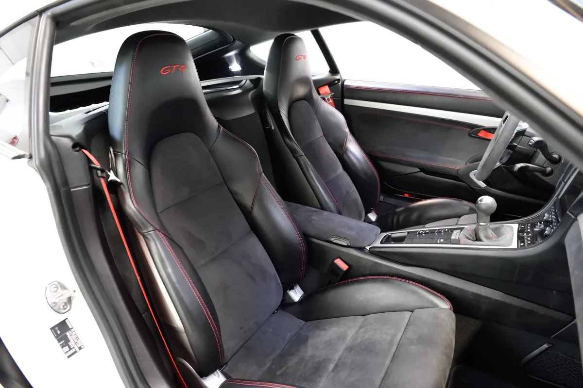 Porsche Cayman GT4