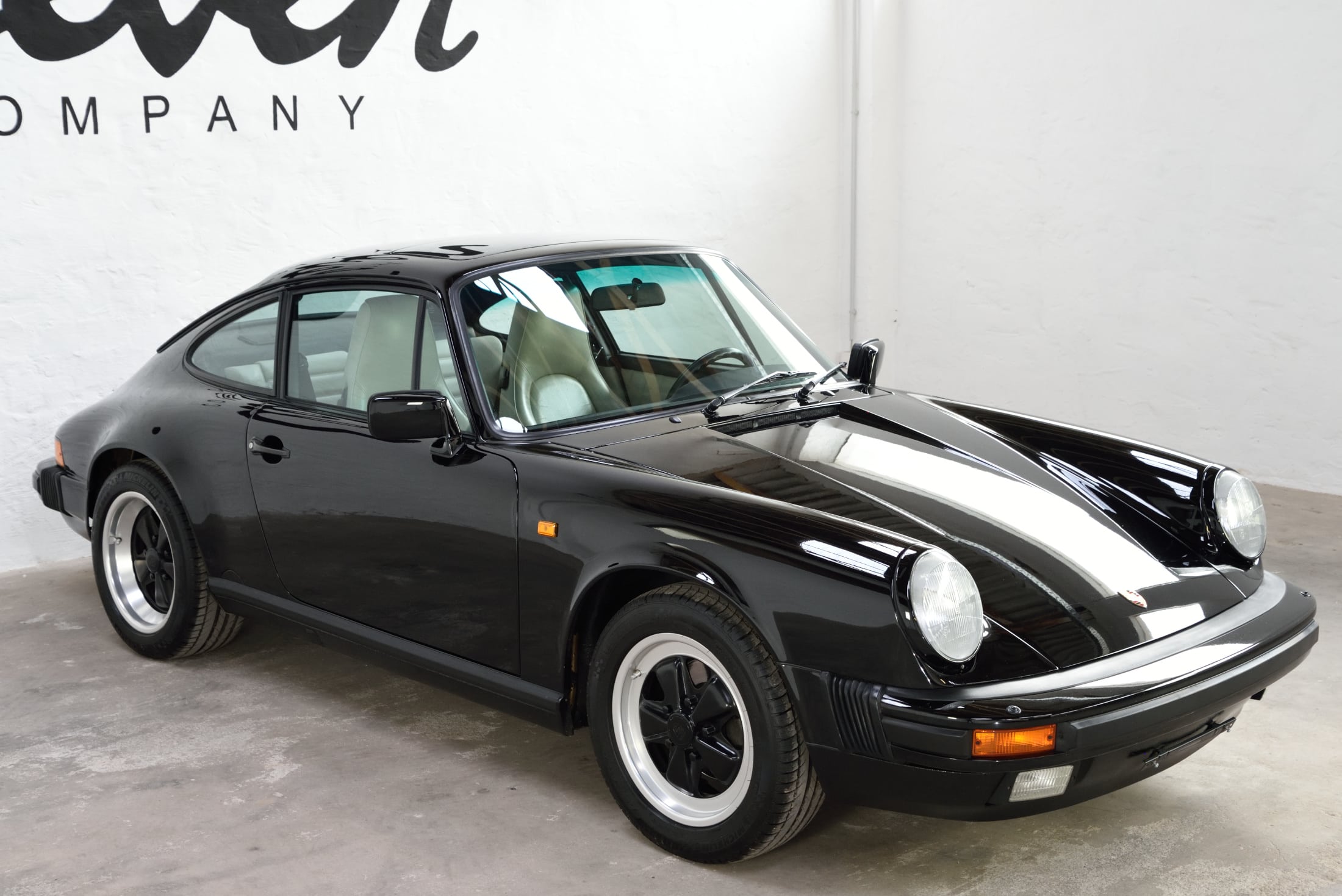 Porsche 911 schwarz uni